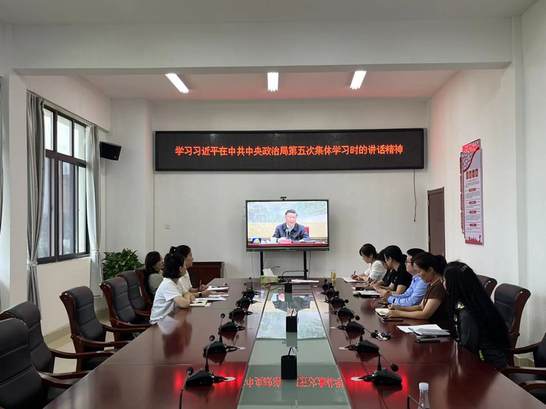 第一党支部第一党小组学习第五次集体学习时的讲话精神 校党委书记孙娟以普通党员身份参加