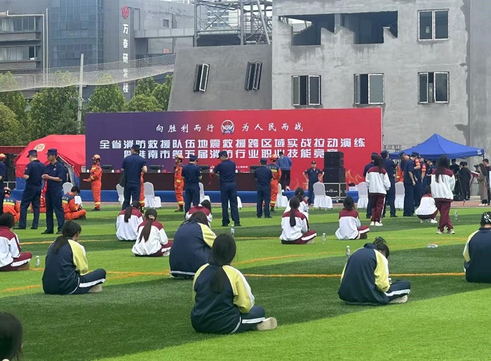 沉浸式体验消防演习 实战化开展疏散演练