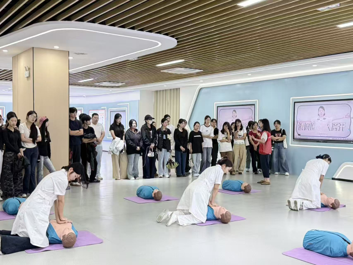 掌握急救技能，守护生命安全 &mdash;&mdash; 我校新生开展应急救护培训活动